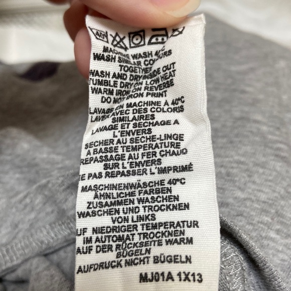 Boy’s Johnnie B - Boden Grey Graphic “Free Hugs” short sleeve t-shirt. Size M - Picture 9 of 9